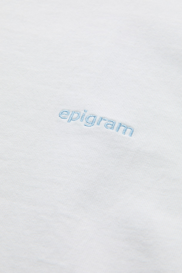 안동 간고등어 그래픽이 돋보이는 캐주얼 티셔츠입니다. 부드러운 면 소재로 제작되어 편안한 착용감을 선사하며, 여유 있는 핏과 드롭 숄더 디자인으로 편안한 활동성을 보장합니다. 다크네이비와 화이트 두 가지 색상으로 출시되었으며, 엔자임 및 실리콘 가공을 통해 형태 유지 및 부드러운 촉감을 더했습니다. 등판에는 안동 간고등어 아트워크 나염 프린팅이 적용되어 감각적인 디자인을 완성했습니다. 동네 마실룩, 여행룩 등 다양한 TPO에 미니멀하고 클래식한 스타일로 활용하기 좋습니다.
