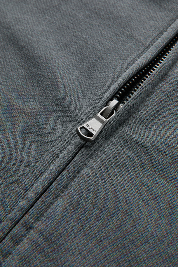 안동 솔티드 고등어 피그다잉 후드 집업은 빈티지하면서도 캐주얼한 무드를 연출하는 남녀공용 후드 집업입니다. 부드러운 면 소재로 제작되어 편안한 착용감을 선사하며, 두꺼운 두께감으로 가을, 겨울 시즌에 따뜻하게 입을 수 있습니다. 다크 그레이 컬러에 드롭 숄더와 루즈핏 디자인으로 트렌디함을 더했으며, 금속 투웨이 지퍼와 리브 조직 마감으로 퀄리티를 높였습니다. 고등어 그래픽 나염이 돋보이는 유니크한 디자인으로, 동네 마실룩, 가을 나들이룩, 겨울 데일리룩 등 다양한 TPO에 활용하기 좋습니다. 캐주얼, 스트리트 스타일을 즐겨 입는 분들께 추천합니다.
