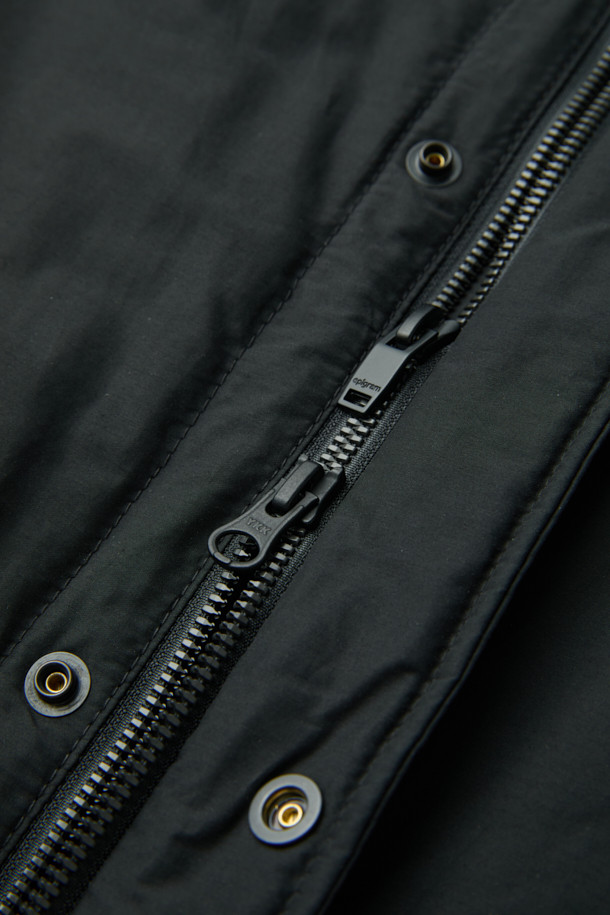 **셔츠형 패디드 점퍼**는 초겨울 날씨에 어울리는, 미니멀하고 클래식한 스타일의 남녀 공용 아우터입니다. 부드러운 면과 나일론 혼방 소재로 제작되어 편안한 촉감을 선사하며, 얇은 두께감으로 간절기에 가볍게 걸치기 좋습니다. 블랙 컬러의 무지 디자인에 드로우스트링 밑단, 큼직한 전면 포켓, 카라 디자인, 다트 및 패널 디테일이 더해져 세련된 실루엣을 연출합니다. 독일 프라우덴사의 컴포트템프(comfortemp) 패딩과 발수 가공으로 보온성과 기능성을 갖췄으며, 일상, 산책, 여행 등 다양한 TPO에 활용하기 좋습니다. 긴 소매와 루즈핏으로 편안함을 더했으며, 스냅과 히든 플래킷 여밈 방식으로 깔끔한 마무리를 선사합니다.
