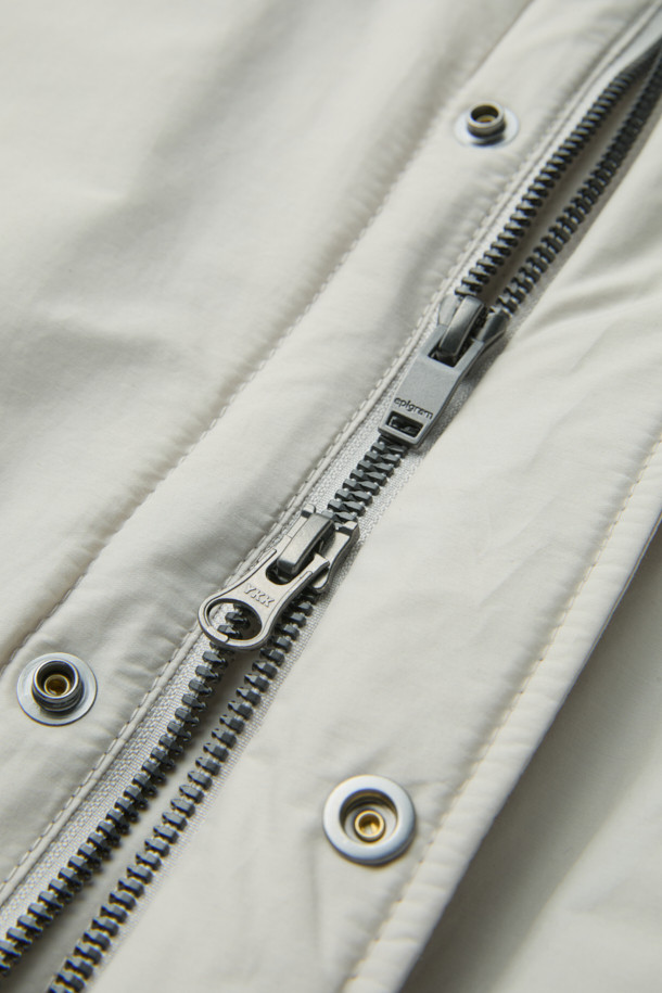 일상과 출근룩에 모두 잘 어울리는 셔츠형 패디드 점퍼입니다. 면과 나일론 혼방 소재로 제작되어 부드러운 촉감과 가벼운 착용감을 선사하며, 초겨울 날씨에 적합합니다. 셔츠 디자인에 히든 플래킷과 스냅 버튼 여밈 방식을 적용하여 클래식하고 미니멀한 스타일을 연출합니다. 독일 프라우덴사의 comfortemp 패딩 충전재와 생활 방수 기능, 드로우스트링 밑단, 큼직한 전면 포켓, 카라 디자인, 다트와 패널 디테일 등 다양한 특징을 갖추었습니다. 여유 있는 핏으로 편안함까지 더했습니다.
