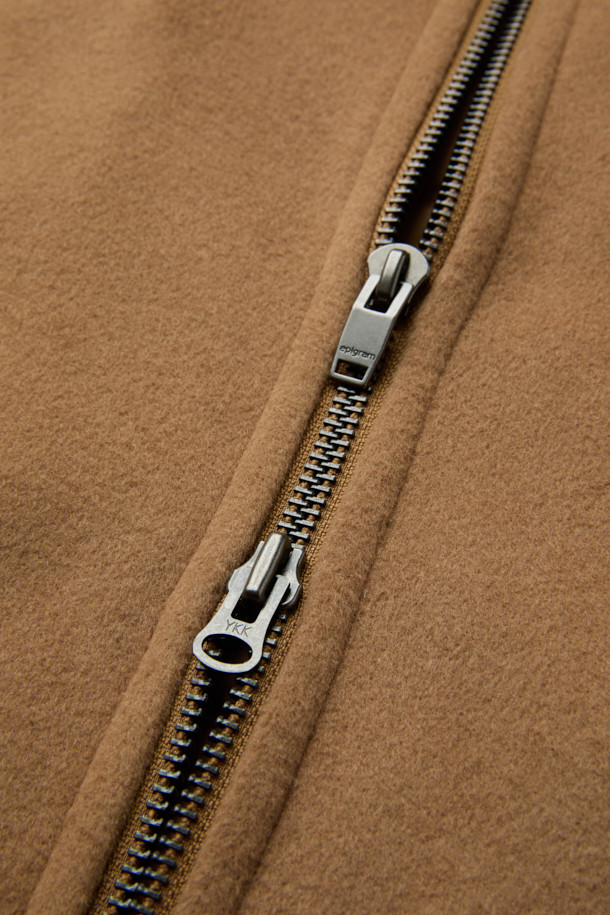 탈부착 퍼 카라 FUR (퍼) 디테쳐블 울 블루종 점퍼는 부드러운 메리노울과 울 소재로 제작되어 겨울철에도 따뜻하게 착용할 수 있습니다. 숏 기장의 볼륨감 있는 핏과 집업 여밈 방식으로 편안함을 더했으며, 클래식과 캐주얼 스타일 모두 소화 가능한 디자인입니다. 퀄팅 안감과 패딩 충전재는 보온성을 높이고, 니트 소매단과 밑단 마감으로 안정적인 착용감을 제공합니다. 은은한 광택감이 매력적인 이 블루종은 탈부착 가능한 퍼 카라로 다양한 스타일을 연출할 수 있습니다.
