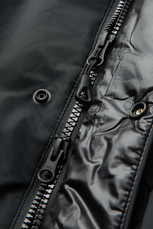 논퀼팅 숏 카라 다운은 미니멀하고 베이직한 스타일의 겨울철 필수 아우터입니다. 블랙 컬러의 무지 디자인으로, 출근룩과 여행룩 등 다양한 TPO에 활용하기 좋습니다. 숏 기장의 레귤러핏으로 제작되었으며, 버튼 여밈 방식과 부드러운 촉감이 특징입니다. 700~750 필파워의 다운 80%, 깃털 20% 충전재에 벨루어 기모 안감, 리브 니트 소매 안감으로 보온성을 높였습니다. 플랩 포켓, 사이드 포켓, 드로우스트링 밑단 등 실용적인 디테일과 방풍, 자외선 차단, 속건, 경량 기능을 갖춘 제품입니다.
