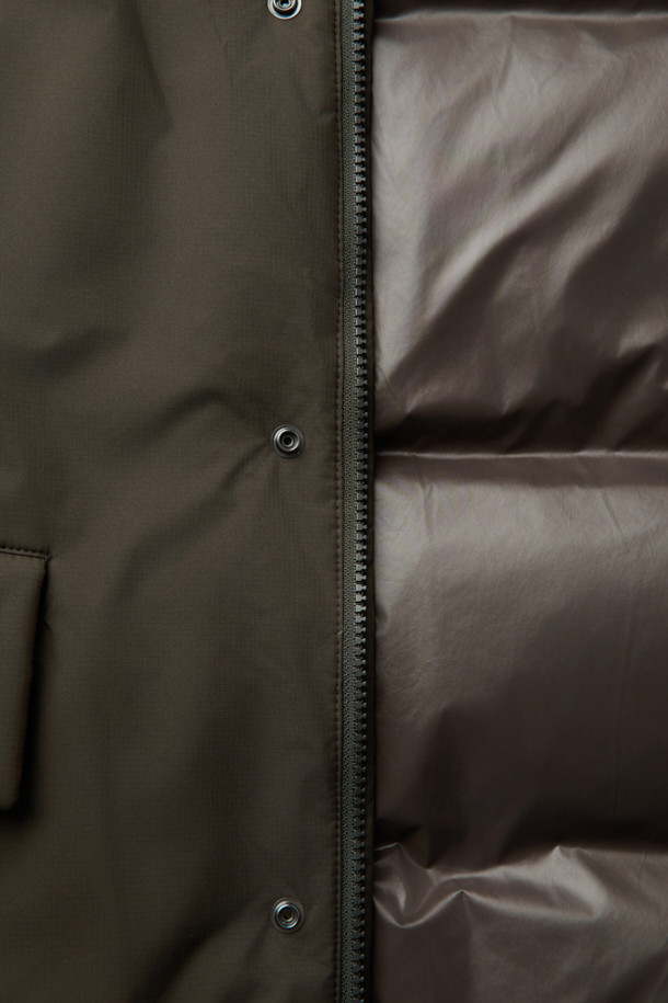 논퀼팅 숏 카라 다운은 미니멀하고 모던한 스타일의 겨울철 아우터입니다. 릴랙스핏으로 편안한 착용감을 제공하며, 두꺼운 두께감으로 뛰어난 보온성을 자랑합니다. 논퀼팅 디자인에 밑단 스트링, 플랩 포켓, 이중 포켓, 소매 리브 니트 등의 디테일이 돋보입니다. 다운 80%, 깃털 20%의 충전재와 기모 안감으로 따뜻함을 더하고, 방풍, 속건, 자외선 차단, 신축성, 경량 기능까지 갖춰 실용적입니다. 출근룩, 캐주얼 스타일 모두에 잘 어울리는 기본 아이템입니다.
