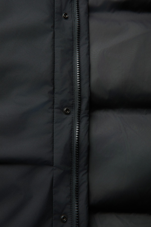 미니멀하고 베이직한 디자인의 논퀼팅 숏 후드 다운 점퍼입니다. 겨울철 출근룩에 적합하며, 숏 기장과 오버핏으로 트렌디한 스타일을 연출합니다. 80% 다운, 20% 깃털 충전재로 700~750 필파워의 우수한 보온성을 제공하며, 방풍 및 자외선 차단 기능으로 쾌적한 착용감을 선사합니다. 히든 플래킷, 이중 여밈, 소매 안쪽 니트 디테일, 가슴 및 슬릿 포켓, 밑단 스트링 등 섬세한 디테일이 돋보입니다. 블랙 컬러의 부드러운 폴리에스테르 소재로 제작되어 일상생활에서 편안하게 착용할 수 있습니다.
