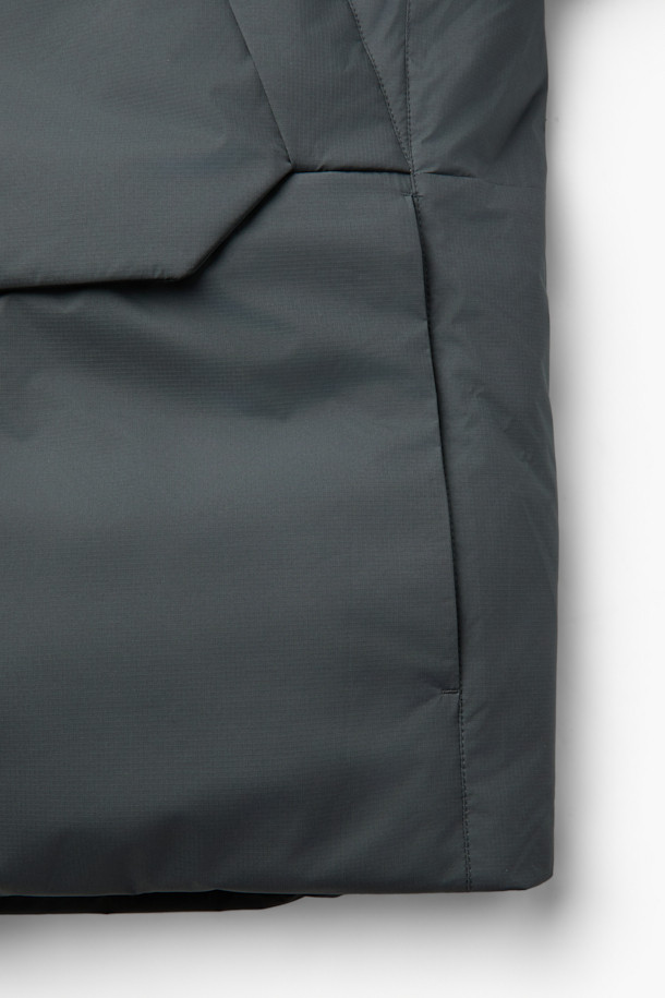 미니멀한 디자인의 논퀼팅 숏 후드 다운입니다. 부드러운 촉감의 폴리에스테르 소재로 제작되어 편안한 착용감을 선사하며, 겨울철 보온을 책임집니다. 80% 다운, 20% 깃털 충전재와 700~750 필파워로 뛰어난 보온성을 제공하며, 방풍 기능으로 외부의 찬 바람을 효과적으로 막아줍니다. TORAY(토레이)사 원단을 사용하여 자외선 차단 및 속건 기능까지 갖췄으며, 오버핏으로 제작되어 편안한 활동성을 보장합니다. 출근룩, 여행룩 등 다양한 TPO에 활용할 수 있으며, 지퍼와 스냅 여밈 방식, 히든 플래킷, 니트 소매 안감, 스트링 밑단 디테일로 완성도를 높였습니다.
