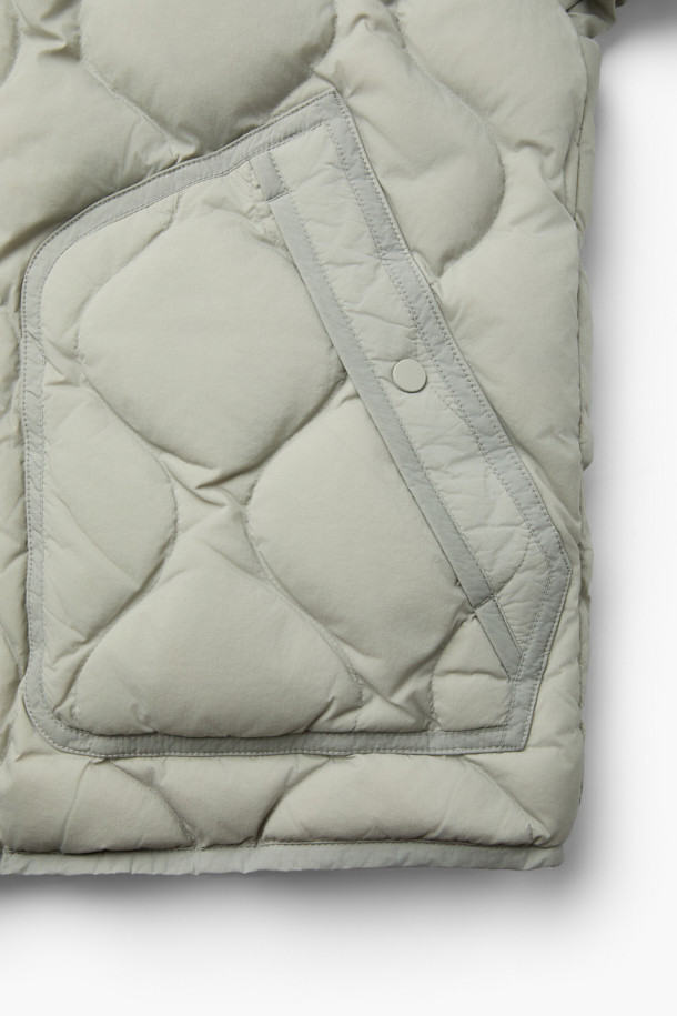 가볍고 따뜻한 경량 퀼팅 후드 다운 점퍼입니다. 겉감은 바스락거리는 나일론 소재, 안감은 부드러운 촉감으로 편안한 착용감을 선사합니다. 머스코비 다운 (솜털 80%, 깃털 20%) 충전재와 700-750 필파워로 뛰어난 보온성을 제공하며, 방풍 기능으로 야외 활동 시에도 쾌적함을 유지해 줍니다. 숏 기장의 루즈핏으로 캐주얼 스타일을 연출하기 좋으며, 후드, 퀼팅, 드로우스트링, 아웃포켓 등의 디테일이 돋보입니다. 여행룩, 캠핑룩, 등산룩 또는 캐주얼, 고프코어, 미니멀 스타일로 다양하게 활용할 수 있습니다.
