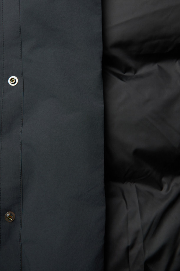 세련된 당신을 위한 숄 카라 숏 다운입니다. 모던하면서도 클래식한 스타일로, 겨울철 출근룩에 완벽하게 어울립니다. 숏 기장의 오버핏 또는 코쿤핏으로 편안하면서도 스타일리시하게 연출할 수 있습니다. 80% 다운, 20% 깃털 충전재와 700~750 필파워로 뛰어난 보온성을 자랑하며, 방풍 리브 소매와 발수 기능으로 추운 날씨에도 끄떡없습니다. 히든 스냅 여밈과 숄 카라 디자인이 고급스러움을 더합니다.
