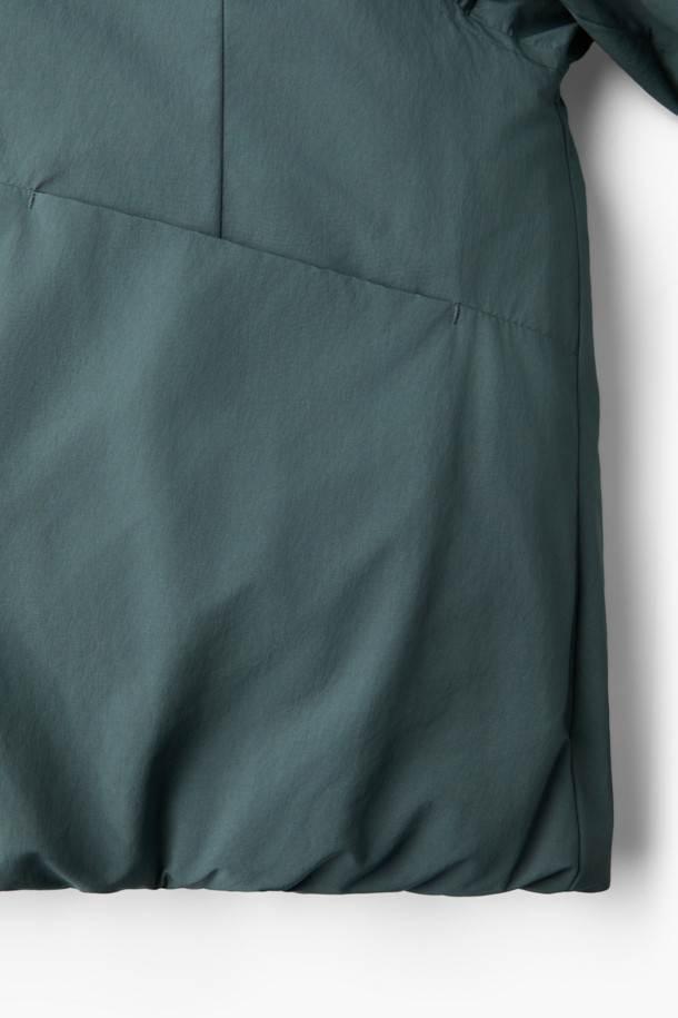 세련된 숄 카라 디자인이 돋보이는 여성 숏 다운입니다. 그린 컬러의 무지 디자인으로 모던하고 미니멀한 스타일을 연출하며, 겨울철 출근룩과 여행룩에 활용하기 좋습니다. 80% 다운, 20% 깃털 충전재와 700~750 필파워로 뛰어난 보온성을 제공하며, DAIICHI ORIMONO사의 고기능성 원단으로 방풍 및 발수 기능까지 갖췄습니다. 오버핏과 코쿤핏의 편안한 착용감, 히든 스냅 여밈과 방풍 리브 소매 디테일이 돋보이는 숏 다운으로, 쌀쌀한 날씨에도 따뜻하고 스타일리시하게 연출해보세요.
