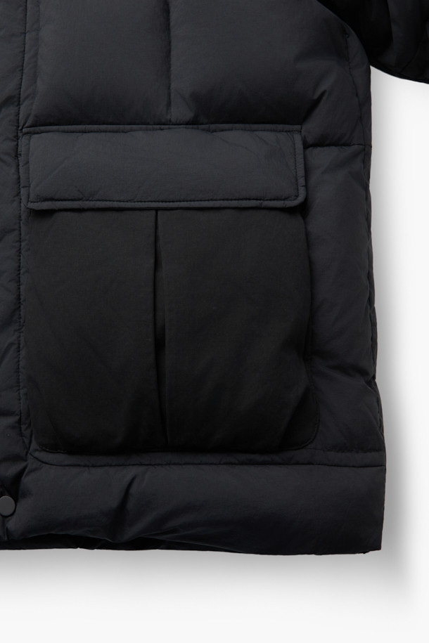 쌀쌀한 겨울 날씨에도 따뜻하고 스타일리시하게 연출할 수 있는 퀼팅 후드 미들 다운입니다. 블랙 컬러의 무지 디자인으로 어떤 스타일에도 쉽게 매치할 수 있으며, 캐주얼, 미니멀, 고프코어 스타일을 즐겨 입는 분들께 추천합니다. 넉넉한 루즈핏으로 편안한 착용감을 선사하며, 나일론 소재와 80% 다운, 20% 깃털 충전재, 머스코비 다운(700~750 필파워)으로 뛰어난 보온성을 제공합니다. 퀼팅 디자인, 드로우스트링, 투웨이 지퍼, 여러 개의 포켓 등 실용적인 디테일이 돋보이며, 여행룩, 캠핑룩 등 다양한 TPO에 활용 가능합니다. 초크 왁스 가공과 가먼트 워싱으로 은은한 멋을 더했습니다.
