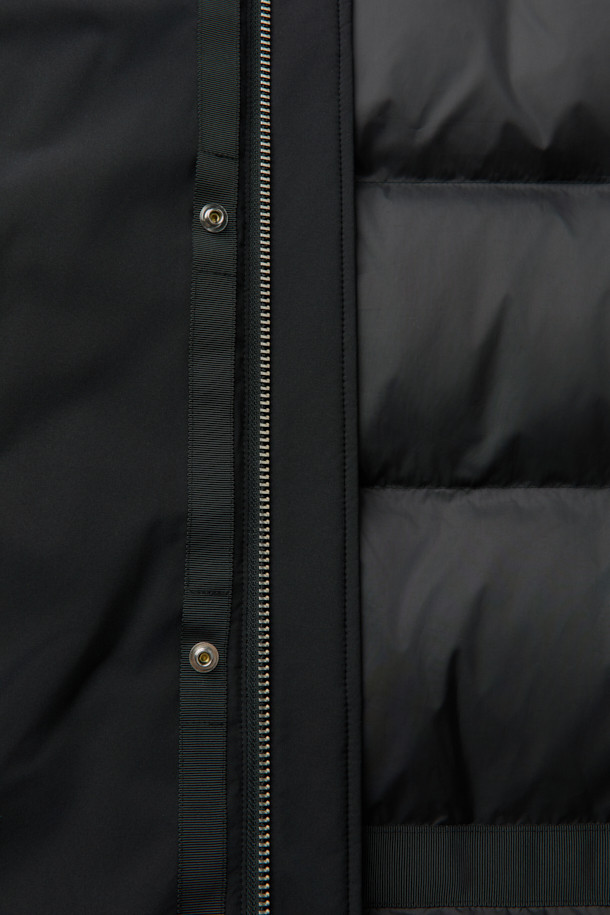 2LAYER 라이트 롱 후드 다운은 겨울철 일상과 출근룩에 모두 잘 어울리는 미니멀 스타일의 다운 점퍼입니다. 2레이어 구조에 방풍 및 방수 기능을 갖춰 추운 날씨에도 쾌적하게 착용 가능하며, 80% 다운, 20% 깃털 충전재와 머스코비 다운(700~750 필파워)을 사용하여 뛰어난 보온성을 제공합니다. A라인 실루엣과 허리 스트링, 드로우스트링, 소매 방풍 리브 디테일로 편안하고 세련된 핏을 연출하며, 2WAY 지퍼와 플랩 포켓으로 실용성을 더했습니다. 부드러운 촉감의 블랙 컬러 롱 기장 후드 다운 점퍼로, 경량 발수 기능까지 갖춰 겨울철 활동성을 높여줍니다.
