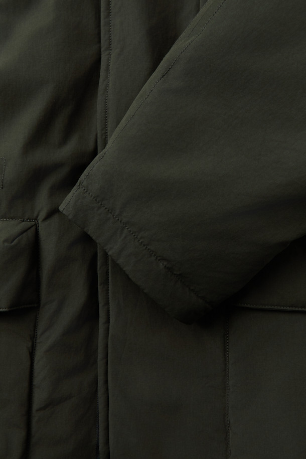 세련된 무드의 하이넥 FUR (퍼) 미들 다운입니다. 클래식하고 미니멀한 스타일로, 일상과 출근, 여행 등 다양한 TPO (티피오)에 활용하기 좋습니다. 방풍, 발수, 보온 기능으로 혹독한 겨울 추위에도 끄떡없으며, 왁스 코팅 처리된 나일론 소재로 고급스러움을 더했습니다. 머스코비 다운(700~750 필파워)과 다운 80%, 깃털 20% 충전재, 페이크 퍼 배색, 소뿔 단추, 허리 스트링 디테일로 보온성과 스타일을 동시에 잡았습니다.
