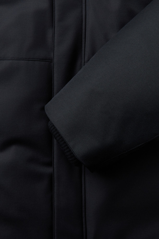 로로피아나(Loro Piana) 패브릭 미들 다운 점퍼는 포멀과 캐주얼 스타일을 아우르는 블랙 컬러의 겨울철 필수 아우터입니다. 울과 나일론 혼방 소재로 제작되어 부드러운 촉감과 뛰어난 보온성을 제공하며, 방수 및 방풍 기능을 갖춰 여행이나 일상생활에서 활용하기 좋습니다. 릴랙스핏과 오버핏으로 편안한 착용감을 선사하며, 구스다운 90%와 깃털 10%의 충전재, 필파워 650~700으로 뛰어난 보온성을 자랑합니다. 울 리브 니트 카라와 소매, 히든 스냅 여밈, 배색 테이프 디테일이 고급스러움을 더합니다.
