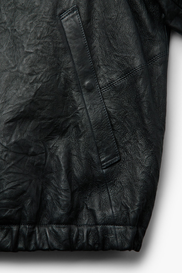 세련된 분위기를 연출하는 크링클 레더 블루종 점퍼입니다. 부드러운 소가죽 소재에 크링클 텍스처를 더해 고급스러운 질감을 선사하며, 봄, 가을 시즌에 착용하기 좋습니다. 캐주얼, 클래식 스타일 모두 소화 가능하며, 데이트룩, 모임룩에 잘 어울립니다. 오버핏 디자인으로 편안한 착용감을 제공하며, YKK EXCELLA 지퍼, 엘라스틱 밴드 밑단, 히든 스냅 디테일로 완성도를 높였습니다. 블랙 컬러의 무지 디자인으로 어떤 옷에도 쉽게 매치할 수 있는 활용도 높은 아이템입니다.
