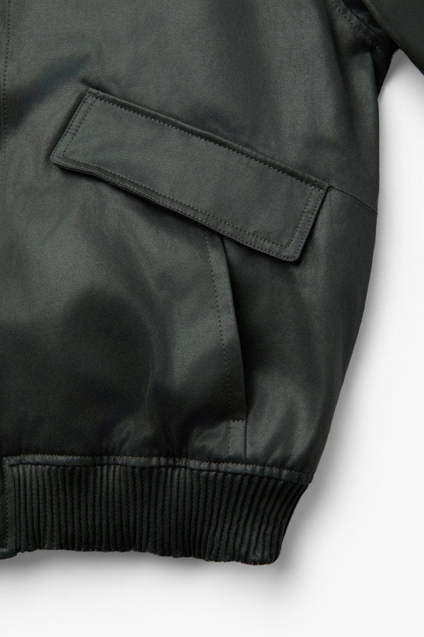 크랙 페이크 레더 점퍼는 여성스러운 캐주얼룩과 빈티지 무드를 동시에 연출하는 아우터입니다. 부드러운 촉감의 페이크 레더 소재와 은은한 광택감이 고급스러운 느낌을 더하며, 물과 오염에 강해 실용적입니다. 숏 기장의 코쿤핏 디자인으로 편안하면서도 스타일리시하게 착용 가능하며, 히든 지퍼와 스냅 여밈으로 깔끔함을 더했습니다. 소매단 엘라스틱 밴딩 처리, 2-WAY 포켓, 스모킹 마감 디테일이 돋보이며, 데이트룩, 모임룩, 미니멀, 시크 스타일 등 다양한 스타일에 활용하기 좋습니다. 블랙 컬러의 무지 크랙 패턴으로 어떤 옷에도 쉽게 매치할 수 있습니다.
