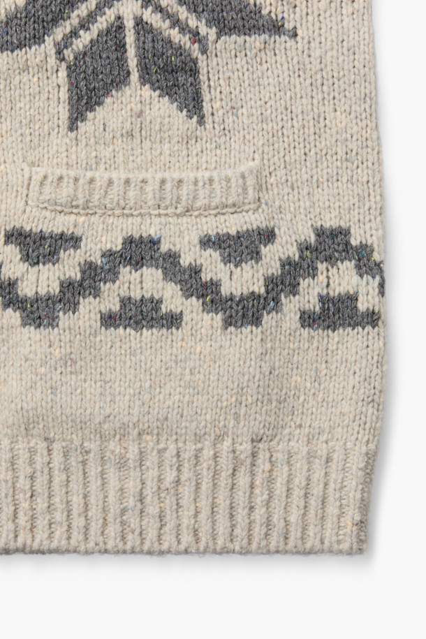 **오버핏 코위찬 알파카 니트 가디건**

겨울 데일리룩을 위한 오버핏 코위찬 알파카 니트 가디건입니다. 베이지와 그레이 두 가지 색상으로 출시되었으며, 1.5게이지 헤비 게이지 니트로 제작되어 보온성을 높였습니다. 울, 알파카, 나일론 혼방 소재로 부드러운 촉감을 선사하며, 전면 포켓과 지퍼형 여밈으로 실용성을 더했습니다. 클래식과 모던 스타일을 아우르며, 볼륨감 있는 오버핏 실루엣이 특징입니다. 자카드 코위찬 패턴이 돋보이는 니트 가디건으로, 겨울철 따뜻하고 스타일리시한 룩을 완성해보세요.
