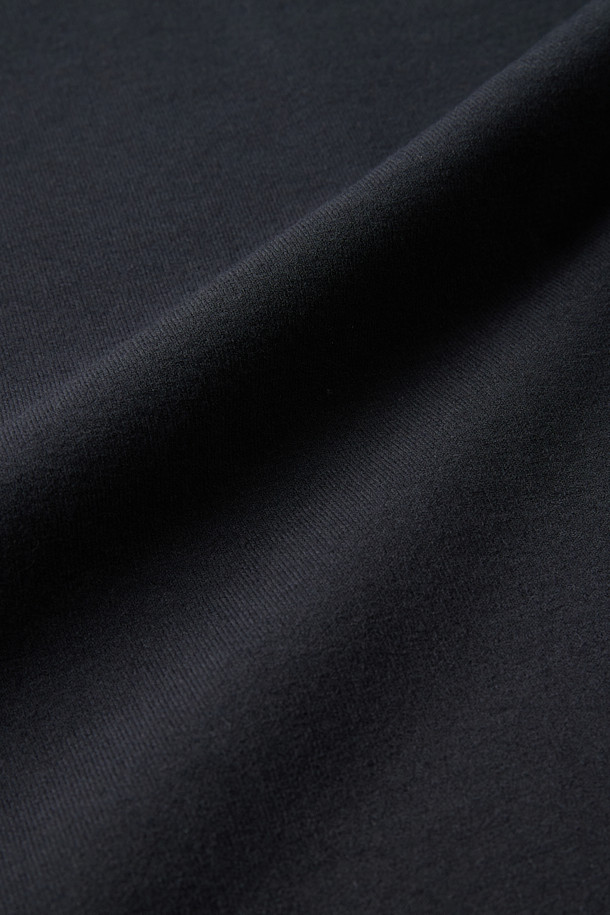 **에센셜 이중직 니트 풀오버**는 미니멀하고 베이직한 스타일을 추구하는 분들을 위한 겨울, 가을철 필수 아이템입니다. 부드러운 촉감의 울과 PBT 혼방 소재로 제작되어 뛰어난 보온성과 신축성을 자랑하며, 유연한 드레이프감을 선사합니다. 특히, 밀도감 있는 이중직 구조는 추운 날씨에도 따뜻함을 유지해 줍니다. 라운드넥과 레귤러핏 디자인으로 겨울 데일리룩, 출근룩, 오피스룩 등 다양한 TPO에 활용하기 좋습니다. 무지 패턴의 블랙 컬러로 어떤 옷에도 쉽게 매치하여 미니멀, 클래식, 캐주얼 스타일을 연출할 수 있습니다.
