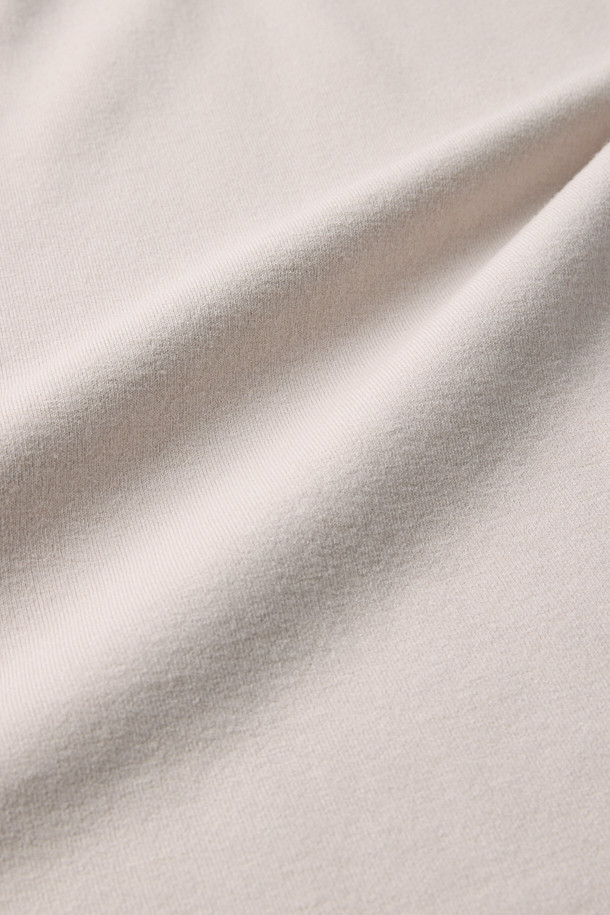 가을, 겨울 시즌에 따뜻하게 입기 좋은 에센셜 이중직 니트 풀오버입니다. 부드러운 촉감의 울과 PBT 혼방 소재로 제작되었으며, 이중직 구조로 뛰어난 보온성을 자랑합니다. 루즈핏 라운드넥 디자인으로 편안한 착용감을 선사하며, 밀도감 있는 짜임과 유연한 드레이프, 베이직한 무드의 디자인으로 겨울 데일리룩, 집콕룩, 카페룩 등 다양한 스타일 연출에 용이합니다. 미니멀, 클래식, 캐주얼 스타일을 즐겨 입는 분들께 추천합니다.
