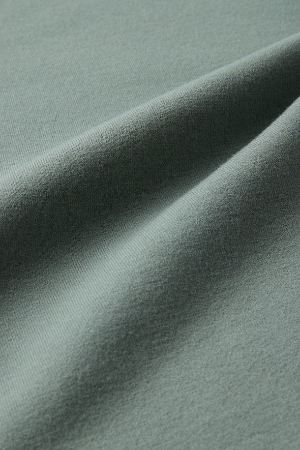 세련된 남성 스타일을 완성할 에센셜 이중직 니트 풀오버입니다. 부드러운 촉감의 울과 PBT 혼방 소재를 사용하여 가을, 겨울 시즌 따뜻하고 편안하게 착용할 수 있습니다. 세이지 그린 컬러와 미니멀한 디자인이 어우러져 어떤 룩에도 잘 어울리는 베이직 아이템입니다. 이중직 구조로 제작되어 보온성과 신축성이 뛰어나며, 밀도감 있는 짜임과 유연한 드레이프감으로 고급스러운 실루엣을 연출합니다. 레귤러핏 라운드넥 디자인으로 겨울 데일리룩, 카페룩, 데이트룩 등 다양한 TPO에 활용 가능합니다.
