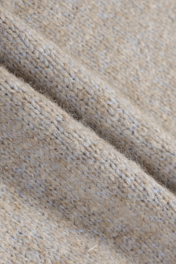 "셰기울" 알파카 라운드넥 니트 풀오버는 부드러운 촉감과 헤어리한 질감이 특징인 여성용 니트입니다. 베이직하고 미니멀한 스타일로, 겨울철 데일리룩과 집콕룩에 활용하기 좋습니다. 두꺼운 두께감과 보온성을 갖춰 추운 날씨에도 따뜻하게 입을 수 있으며, 세미 오버핏과 루즈핏으로 편안한 착용감을 제공합니다. 드롭숄더 디자인과 골지 소매단, 밑단이 돋보이며, 베이지와 멜란지 두 가지 색상으로 만나볼 수 있습니다. 울, 알파카, 나일론 혼방 소재로 제작되어 고급스러운 외관을 자랑합니다.
