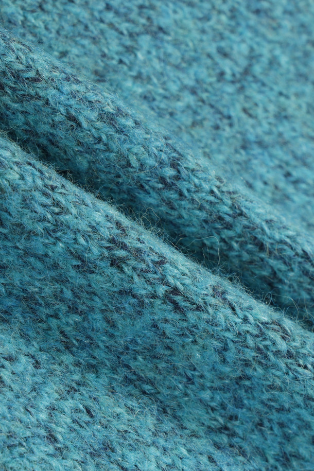 부드러운 촉감의 셰기울 알파카 라운드넥 니트 풀오버입니다. 민트 컬러의 포근한 셰기 텍스처가 특징이며, 가을과 겨울 시즌 데일리룩, 카페룩, 모임룩에 활용하기 좋습니다. 울, 알파카, 나일론 혼방 소재로 제작되어 따뜻하고 편안한 착용감을 선사합니다. 드롭숄더, 긴소매, 세미오버핏으로 미니멀, 클래식, 캐주얼 스타일을 연출하며, 골지 소매단과 밑단이 안정적인 핏을 완성합니다. 멜란지 원사, 플러피한 외관으로 포근함을 더하여 겨울철 스타일링에 포인트를 줄 수 있습니다.
