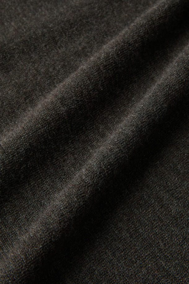 BOTTO(보또) 모크넥 니트 풀오버는 겨울철 클래식하고 단정한 스타일을 연출하기에 적합한 상의입니다. 부드러운 촉감의 이탈리아 BOTTO(보또)사 울 혼방 원사를 사용하여 제작되었으며, 얇은 두께감으로 편안한 착용감을 제공합니다. 12게이지 편직으로 제작되었으며, 은은한 광택감과 레글런 소매, 리브 조직 마감 디테일이 특징입니다. 다크그레이 컬러의 레귤러핏으로, 데일리룩, 오피스룩, 모임룩 등 다양한 TPO에 활용할 수 있습니다. 모크넥 디자인이 클래식하고 미니멀한 무드를 더해줍니다.
