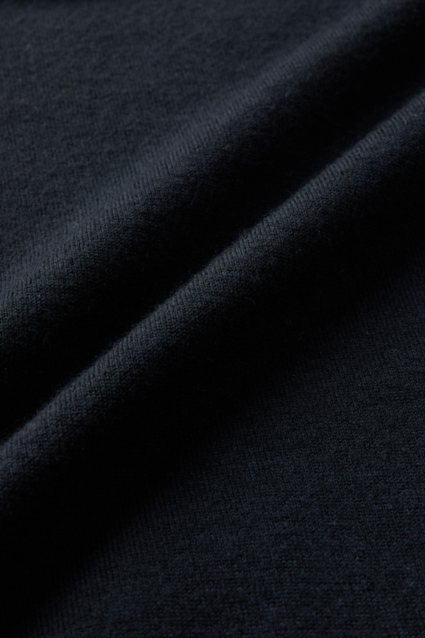 BOTTO(보또) 티에리 니트 풀오버는 이탈리아 BOTTO(보또)사 울 혼방 원사를 사용하여 부드러운 촉감과 은은한 광택을 자랑합니다. 12게이지 편직으로 제작되었으며, 보온성이 우수하여 겨울철 데일리룩, 오피스룩, 비즈니스 캐주얼에 모두 잘 어울립니다. 클래식, 미니멀, 캐주얼 스타일을 아우르는 디자인으로, 레귤러 핏과 3버튼 플라켓 디테일이 특징입니다. 티에리넥과 긴소매 디자인으로 세련된 분위기를 연출하며, 무지 패턴의 블랙 컬러로 어떤 옷에도 쉽게 매치할 수 있습니다. 두께는 얇지만 울 소재 특유의 따뜻함을 느낄 수 있습니다.
