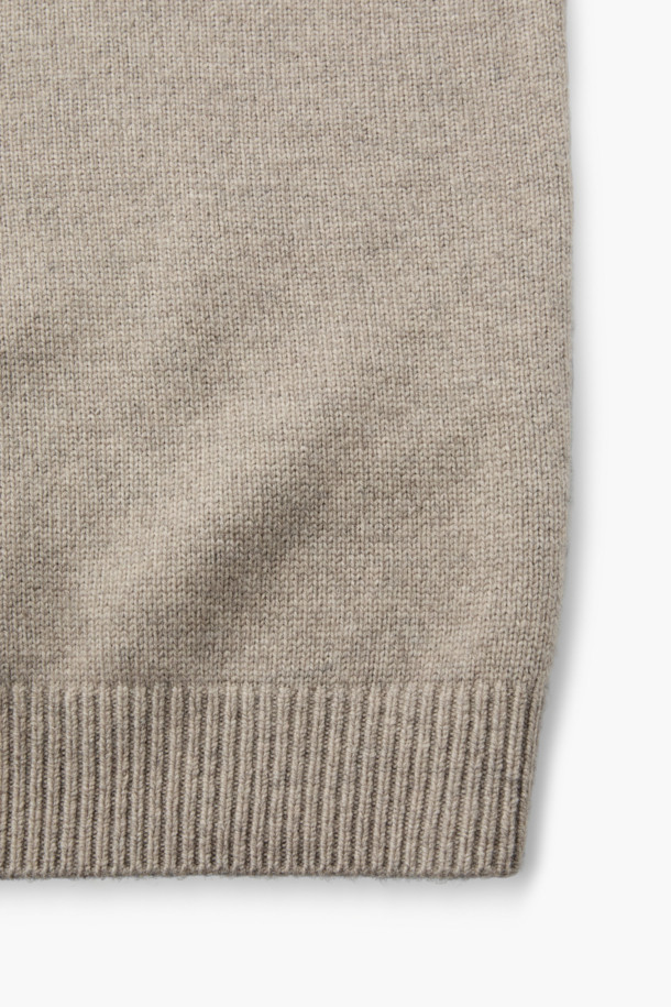 부드러운 촉감의 에어울 원사로 제작된 하프 집업 니트입니다. 베이지와 멜란지 두 가지 색상으로 출시되었으며, 일상 속에서 미니멀하고 베이직한 스타일을 연출하기 좋습니다. 하이넥 구조와 카라 변형이 가능한 디자인으로, 터틀넥 또는 하프넥 형태로 다양한 연출이 가능합니다. 가을, 겨울 시즌에 따뜻하게 착용할 수 있는 두꺼운 두께감과 보온성을 갖춘 레귤러핏 긴소매 니트로, 가볍게 걸쳐 입기 좋은 실용적인 아이템입니다. 겨울 데일리룩, 카페룩, 산책룩 등 다양한 TPO에 활용할 수 있습니다.
