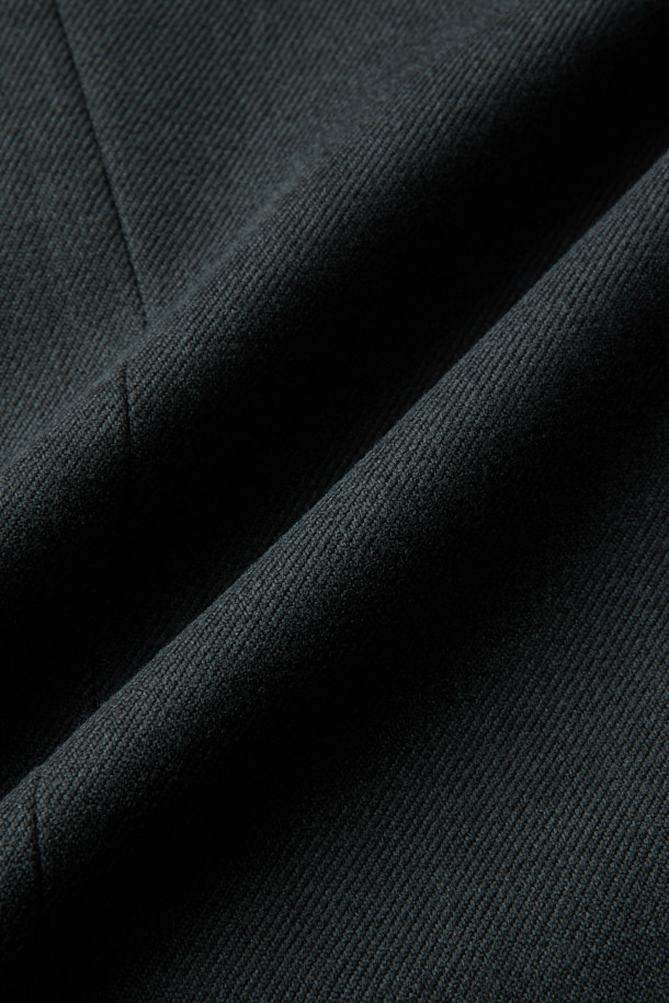 멜란지 차콜 컬러의 싱글 릴렉스 셋업 재킷입니다. 부드러운 촉감의 폴리에스테르 소재로 제작되어 편안한 착용감을 선사하며, 봄, 가을 시즌에 활용하기 좋습니다. 릴렉스 핏과 싱글 버튼 여밈으로 미니멀하고 포멀한 스타일을 연출합니다. 플랩 포켓과 멜란지 트윌 조직, 신축성 있는 소재로 활동성을 더했습니다. 오피스룩, 비즈니스 캐주얼, 모임룩 등 다양한 TPO에 미니멀, 클래식, 시크한 무드로 활용할 수 있습니다.
