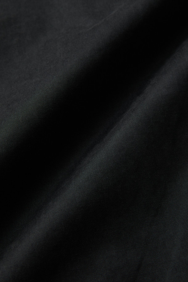 가을, 겨울 시즌에 어울리는 코듀로이 칼라 배색 재킷입니다. 차콜, 베이지 두 가지 색상으로 출시되었으며, 캐주얼한 스타일을 연출하기 좋습니다. 숏 기장의 세미오버핏으로 편안한 착용감을 선사하며, 탄탄한 코튼, 나일론, 코듀로이 혼방 소재로 제작되었습니다. 드랍 숄더, 카라와 소매단의 코듀로이 배색, 뒷 소매 턱 디테일, 지그재그 스티치 등의 특징으로 디자인적인 완성도를 높였습니다. 겨울 데일리룩이나 동네 마실룩에 활용하기 좋은 아이템입니다.
