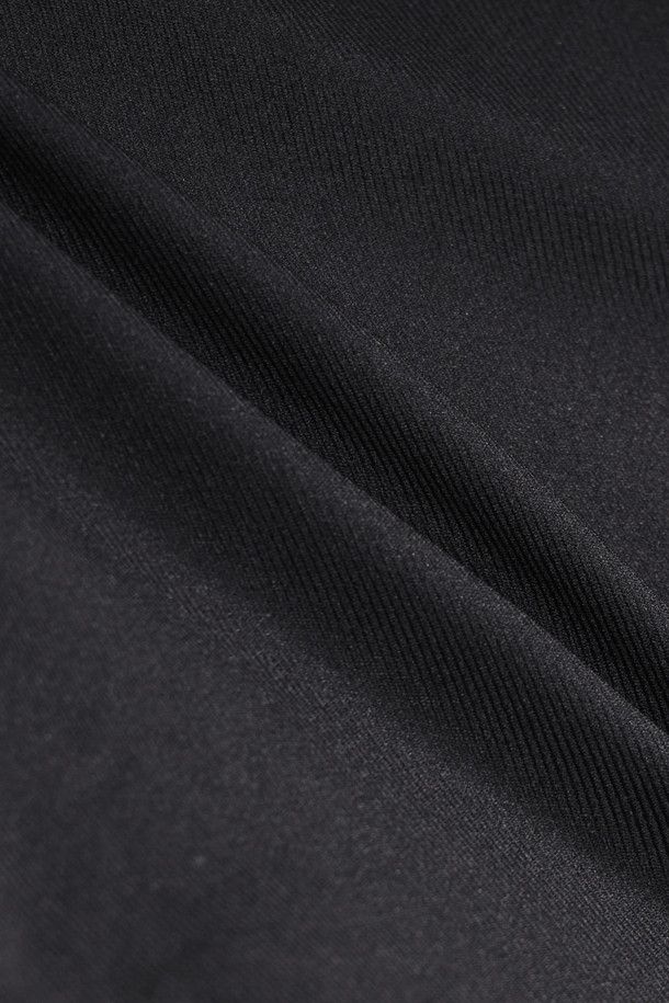 릴렉스핏 원턱 슬랙스 (set-up)는 미니멀하고 시크한 스타일을 추구하는 분들을 위한 아이템입니다. 블랙 컬러의 긴바지로, 일상 및 오피스룩에 모두 적합하며, 사계절 내내 활용할 수 있습니다. 릴렉스핏 와이드 핏으로 편안함을 더하고, 원턱 디자인과 트윌 조직으로 세련된 실루엣을 연출합니다. 주름이 잘 가지 않는 폴리에스테르 소재로 제작되어 관리가 용이하며, 셋업으로도 활용 가능하여 오피스룩, 비즈니스 캐주얼, 출근룩 등 다양한 TPO에 활용할 수 있습니다.
