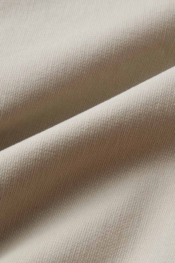 코튼 위켄드 원턱 팬츠는 부드러운 촉감의 면과 스판덱스 혼방 소재로 제작되어 편안한 착용감을 선사합니다. 베이직하고 캐주얼한 스타일로, 출근룩과 비즈니스 캐주얼에 활용하기 좋습니다. 엉덩이 부분에 여유를 더한 위켄드핏과 다리가 길어 보이는 테이퍼드 핏으로 세련된 실루엣을 연출합니다. 원턱 디자인과 하프 밴딩으로 편안함을 더했으며, 구김이 적고 관리가 용이하여 실용적입니다. 가을 시즌에 어울리는 베이지 컬러의 긴 기장 바지입니다.