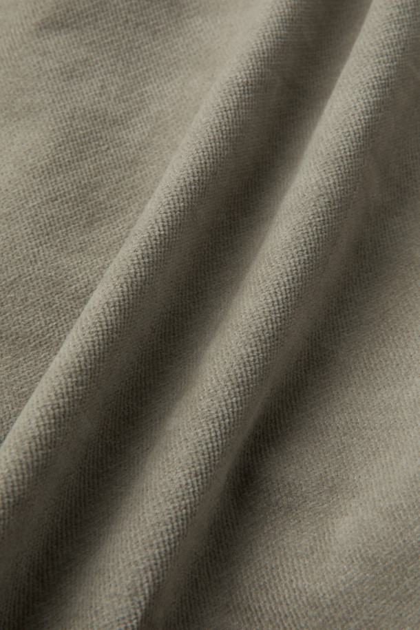 "브러시드 데일리 팬츠"는 부드러운 촉감의 면, 레이온 혼방 소재로 제작되어 겨울철에도 따뜻하게 착용할 수 있습니다. 베이지, 카키 두 가지 색상으로 출시되었으며, 캐주얼, 클래식, 미니멀 스타일을 모두 소화 가능합니다. 슬림 핏과 스트레이트 핏으로, 출근룩과 모임룩 등 다양한 TPO에 활용할 수 있습니다. 벨벳과 같은 브러시드 가공으로 고급스러운 느낌과 빈티지한 워싱 처리가 돋보입니다. 하프 밴딩으로 편안함까지 갖춘 데일리 팬츠입니다.
