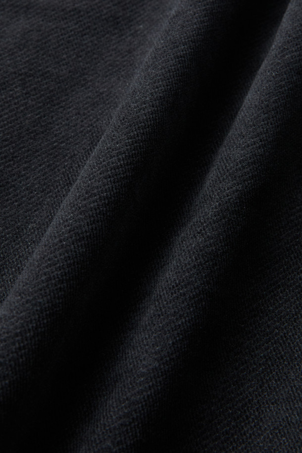 부드러운 면과 레이온 혼방 소재로 제작되어 겨울철에도 따뜻하게 착용 가능한 브러시드 데일리 팬츠입니다. 블랙 컬러의 무지 디자인으로 어떤 스타일에도 매치하기 쉬우며, 슬림 핏과 스트레이트 핏으로 세련된 핏을 연출합니다. 벨벳과 같은 브러시드 가공으로 부드러운 촉감을 선사하며, 은은한 빈티지 느낌을 더해줍니다. 허리는 하프 밴딩으로 편안하게 착용 가능하며, 일상에서 편안함과 스타일리시함을 동시에 만족시키는 아이템입니다. 캐주얼, 미니멀, 클래식 스타일을 즐겨 입는 분들께 추천합니다.
