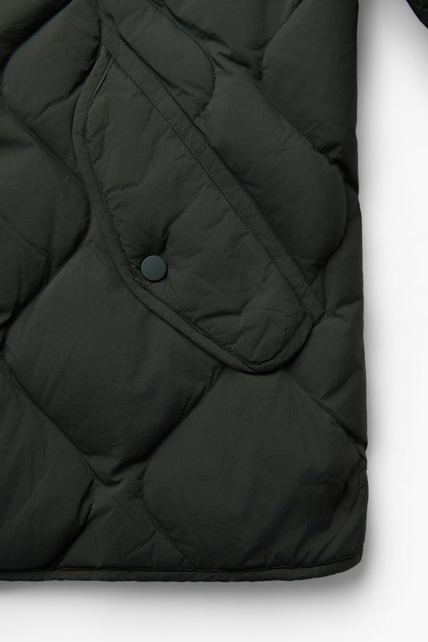 경량 퀼팅 숏 다운 점퍼는 겨울철 따뜻함과 스타일을 모두 잡은 아우터입니다. 세미 오버핏으로 제작되어 편안한 착용감을 선사하며, 드랍 숄더 디자인으로 트렌디한 무드를 연출합니다. 650 필파워의 덕다운 80%, 깃털 20% 충전재에, 숏 기장으로 활동성을 높였습니다. 그린 색상과 퀼팅 패턴이 캐주얼하고 미니멀한 스타일을 완성하며, 캠핑룩과 고프코어 스타일 연출에도 용이합니다. 소매 시보리, 후리스 주머니, 사이드 플랩 포켓, 안쪽 사이드 포켓, 하단 아웃 포켓 등 실용적인 디테일이 돋보이는 제품입니다.
