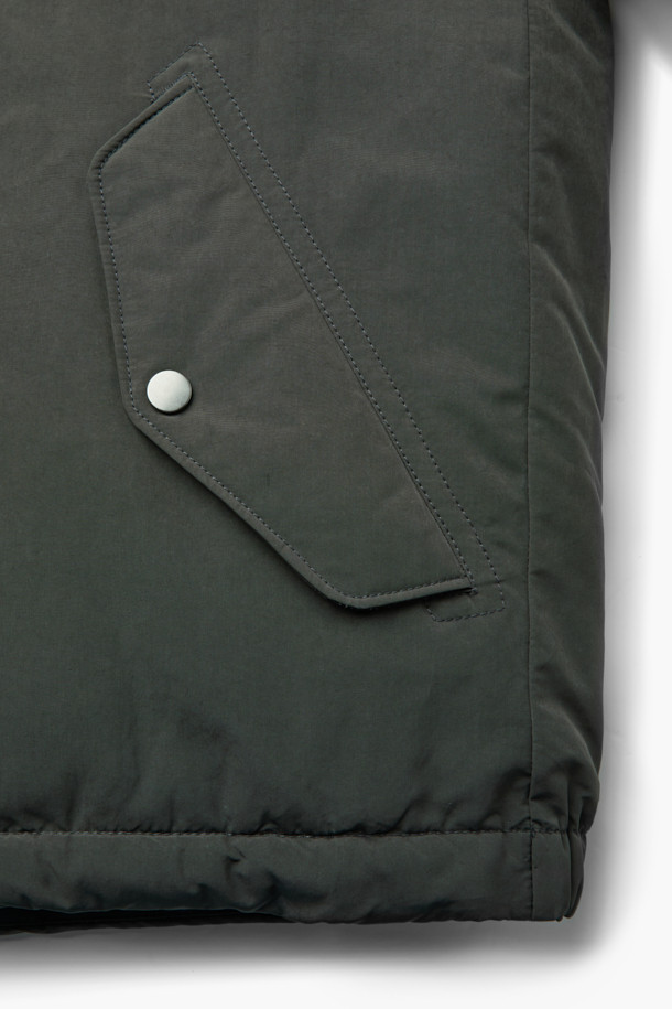 메리노 퍼(FUR) 숏 다운 점퍼는 겨울철 일상, 아웃도어 활동은 물론 캠핑룩에 활용하기 좋은 아우터입니다. 베이직한 디자인에 카키 색상으로 어떤 스타일에도 잘 어울립니다. 메리노 퍼(FUR) 카라 탈부착이 가능하며, 덕다운 80%와 깃털 20%의 충전재, 필파워 650으로 우수한 보온성을 자랑합니다. 숏 기장, 레귤러핏으로 편안한 착용감을 제공하며, 소매 시보리, 기모 주머니, 사이드 플랩 포켓, 내부 사이드 포켓, 하단 아웃 포켓 등 실용적인 디테일을 더했습니다. 부드러운 촉감과 가벼운 무게감으로 편안하게 착용할 수 있습니다.
