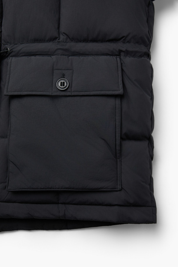 클래식한 매력의 스퀘어 퀼팅 후드 미들 다운은 겨울철 출근룩과 여행룩에 모두 잘 어울립니다. 부드러운 머스코비 다운 충전재(솜털 80%, 깃털 20%)와 필파워 700~750으로 뛰어난 보온성을 제공하며, 여유로운 핏으로 편안한 착용감을 선사합니다. 허리 스트링, 빅 포켓, 내부 및 하단 보조 포켓, 후드 디자인으로 실용성을 높였으며, 버튼 여밈 방식으로 간편하게 착용할 수 있습니다. 미디엄 기장의 블랙 컬러 다운 점퍼로, 미니멀하고 캐주얼한 스타일을 연출하기 좋습니다.
