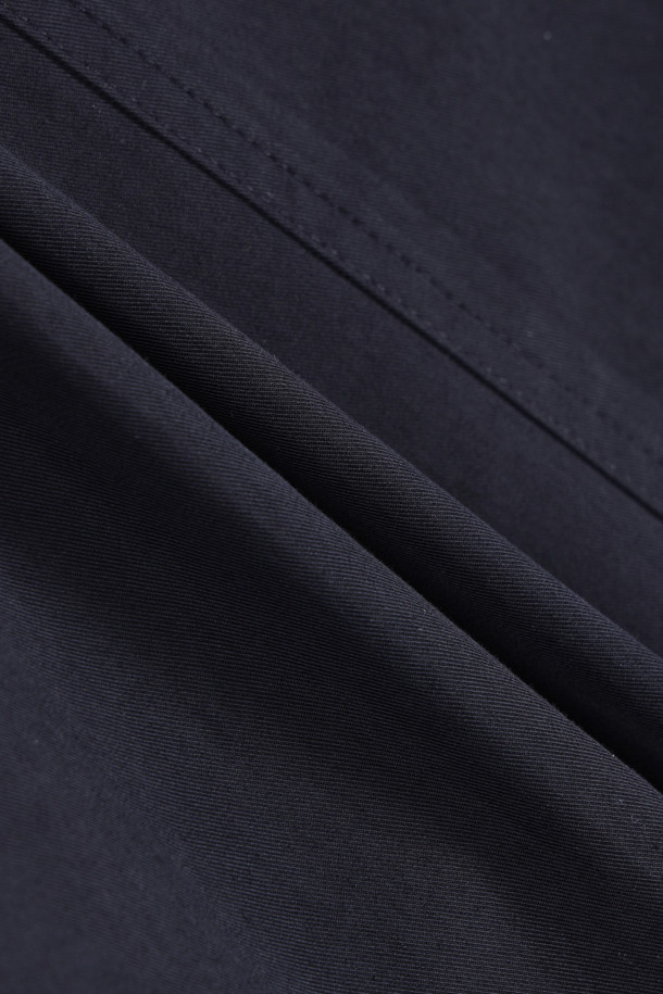 [에피그램 여성] 후드 스트링 롱코트는 캐주얼한 스타일의 여성용 아우터입니다. 네이비 컬러의 무지 디자인으로, 봄, 가을 시즌에 적합하며 일상복으로 활용하기 좋습니다. 롱 기장의 후드 코트로, 드롭숄더와 라글란 소매 디자인으로 편안한 착용감을 제공합니다. 허리 스트링과 버튼, 스트링 여밈 방식으로 다양한 스타일 연출이 가능하며, 오버핏과 A라인 핏으로 체형 커버에도 효과적입니다. 동네 마실룩, 산책룩, 가을 나들이룩 등 다양한 TPO에 맞춰 미니멀하고 클래식한 스타일을 완성해보세요.
