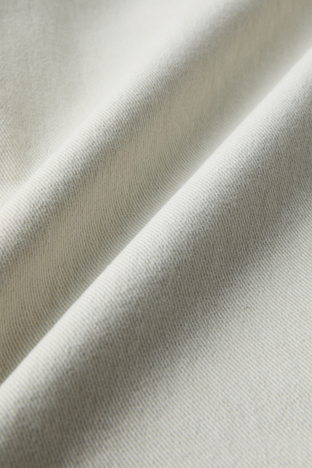 [epigram 여성] 기모 다잉 데님 팬츠는 포근한 겨울을 위한 캐주얼 데님 팬츠입니다. 부드러운 기모 안감과 두꺼운 두께감으로 뛰어난 보온성을 제공하며, 허리 뒷면 밴딩과 스판 혼용으로 편안한 착용감을 선사합니다. 슬림핏과 배기핏 두 가지 스타일로 출시되어, 데일리룩, 집콕룩, 동네 마실룩 등 다양한 TPO에 활용하기 좋습니다. 미니멀, 캐주얼, 클래식 스타일을 즐겨 입는 여성분들께 추천합니다.
