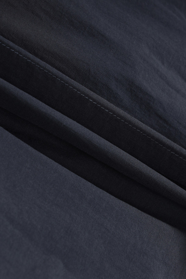 **에피그램 여성 스트링 볼륨 셔켓**은 캐주얼하고 미니멀한 스타일을 추구하는 여성 고객을 위한 상의입니다. 네이비 컬러의 무지 디자인으로, 봄, 여름 시즌에 활용하기 좋습니다. 라운드넥에 반소매 기장이며, 크롭 기장으로 시원한 느낌을 줍니다. 얇은 두께감과 스트링 및 셔링 디테일, 볼륨감 있는 실루엣이 특징이며, 세미 드롭 숄더와 스트링 조절로 다양한 핏을 연출할 수 있습니다. 데이트룩에 적합한 아이템입니다.
