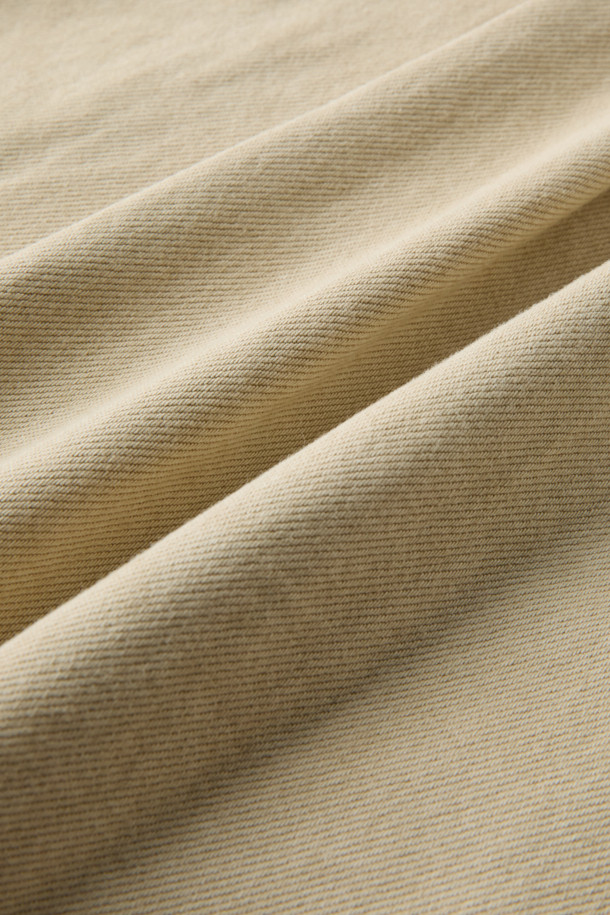 [epigram 여성] 코듀로이 카라 데님 셔켓은 베이직하고 캐주얼한 스타일을 연출하는 여성용 셔켓입니다. 봄, 가을 시즌에 적합하며, 레귤러 핏의 긴소매 디자인으로 편안하게 착용할 수 있습니다. 데님과 코듀로이 소재가 혼합되어 독특한 질감을 선사하며, 얇은 두께감으로 간절기에 활용하기 좋습니다. 카라 디테일과 사이드 포켓이 있어 실용성을 더하며, 스냅 버튼으로 간편하게 여밀 수 있습니다. 동네 마실룩이나 가을 나들이룩에 매치하여 미니멀하고 클래식한 스타일을 완성해 보세요.
