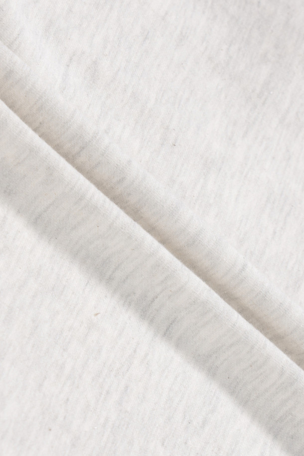 부드러운 면 소재의 스트링 포인트 맨투맨입니다. 7부 소매와 래글런 소매 디자인으로 활동성을 높였으며, 라운드넥과 밑단 스트링 디테일이 캐주얼한 무드를 더합니다. 립조직 넥라인 및 소맷단 마감으로 깔끔한 실루엣을 연출하며, 루즈핏으로 편안하게 착용 가능합니다. 일상, 여행, 집콕 등 다양한 상황에서 미니멀하고 시티보이 스타일을 연출해보세요. 그레이 컬러의 무지 디자인으로 어떤 옷에도 매치하기 용이합니다.
