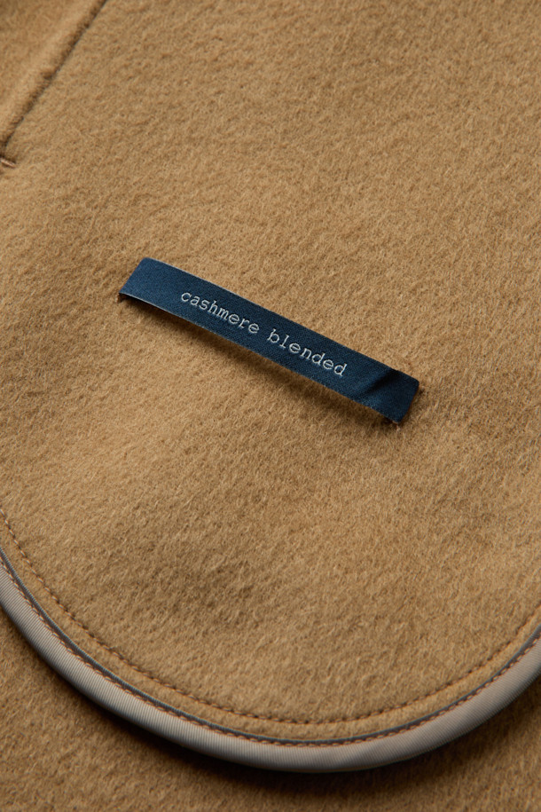 [epigram여성] 울캐시 블렌드 후드코트는 부드러운 울과 캐시미어 혼방 소재로 제작되어 포근한 착용감을 선사합니다. 베이지와 카멜 두 가지 컬러로 출시되었으며, 숄칼라 후드 디자인에 더블 버튼 여밈으로 클래식하고 세련된 분위기를 연출합니다. 루즈핏으로 편안함을 강조했으며, 데일리룩부터 포멀한 자리까지 폭넓게 활용 가능합니다. 가을, 겨울 시즌에 어울리는 두꺼운 두께감과 핸드메이드 봉제, 히든 포켓, 더블브레스티드 디테일이 돋보이는, 스타일리시한 여성용 아우터입니다. 출근룩, 모임룩, 데이트룩 등 다양한 TPO에 맞춰 클래식, 미니멀, 캐주얼 스타일을 완성해보세요.
