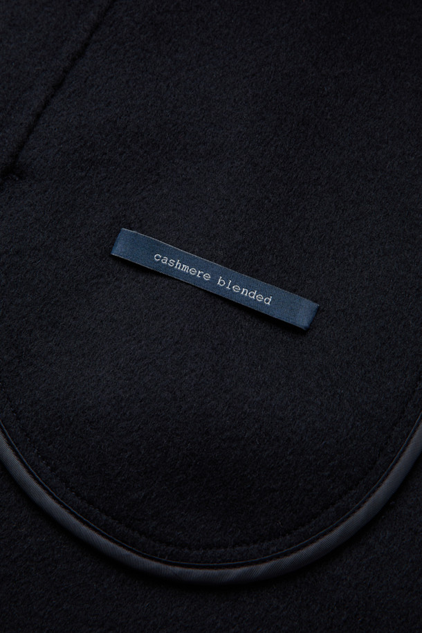 [epigram 여성] 울캐시 블렌드 후드코트는 울과 캐시미어 혼방 소재로 제작되어 부드러운 촉감과 뛰어난 보온성을 자랑합니다. 숄칼라와 후드 디자인이 세련된 멋을 더하며, 데일리룩과 포멀룩 모두 소화 가능한 활용도를 갖췄습니다. 네이비 컬러의 무지 디자인에 더블 버튼 여밈 방식과 루즈핏으로 클래식하면서도 캐주얼한 스타일을 연출합니다. 핸드메이드 봉제와 히든 포켓 디테일로 고급스러움을 더한 하프 기장의 겨울 아우터입니다. 출근룩, 모임룩, 데이트룩 등 다양한 TPO에 맞춰 미니멀하고 클래식한 스타일을 완성해보세요.
