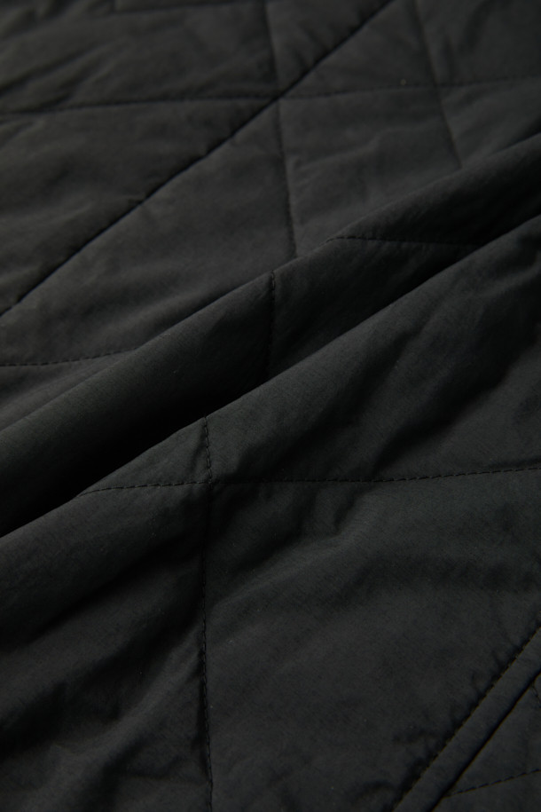 [epigram(에피그램) 여성] 퀼티드 플레어 원피스는 겨울철 데일리룩을 위한 미니멀하고 클래식한 스타일의 원피스입니다. 블랙 컬러의 폴리에스테르와 코듀로이 혼방 소재로 제작되었으며, 부드러운 촉감과 두꺼운 두께감으로 따뜻함을 선사합니다. 퀼팅 패턴의 플레어 치마 디자인과 슬림핏으로 여성스러운 실루엣을 연출하며, 라운드넥과 민소매 디자인이 특징입니다. 1oz 패딩 충전재, 허리 스트링, 사이드 포켓, 스냅 버튼 디테일이 더해져 보온성과 실용성을 동시에 갖춘 아이템입니다.
