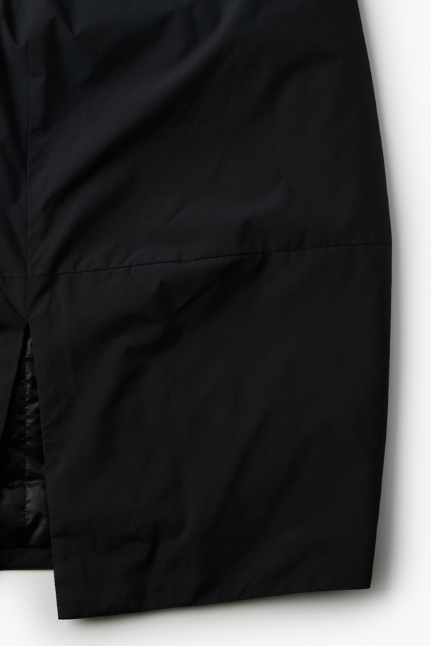 [epigram(에피그램) 여성] 패디드 볼륨 스커트는 겨울철 데일리룩과 동네 마실룩에 적합한 미니멀하고 모던한 스타일의 스커트입니다. 블랙 컬러의 폴리에스테르 소재로 제작되었으며, 가볍고 따뜻한 착용감을 위해 Comfortemp® 충전재를 사용한 패딩 안감을 더했습니다. 허리 밴딩과 사이드 포켓 디테일, 그리고 앞판 절개 디자인이 특징이며, 코쿤 및 A라인 핏으로 세련된 실루엣을 연출합니다. 두꺼운 두께감과 부드러운 촉감으로 겨울철에도 따뜻하게 입을 수 있는 볼륨핏 미니스커트입니다.
