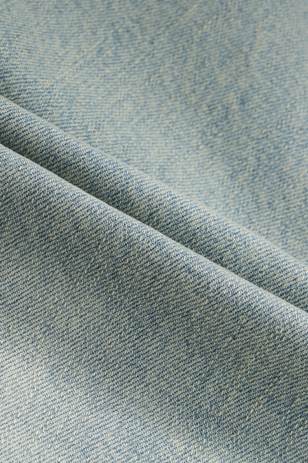 [epigram 여성] 와이드 데님 팬츠는 빈티지하면서도 캐주얼한 스타일을 연출하는 데일리 팬츠입니다. 옐로우 블루, 라이트 인디고 두 가지 컬러로 출시되었으며, 사계절 내내 착용 가능합니다. 탄탄한 데님 소재에 스판을 더해 편안한 착용감을 선사하며, 와이드핏 디자인으로 다리 라인을 더욱 돋보이게 합니다. 미드웨이스트 허리선과 YKK 지퍼, 에피그램 로고 버튼, 주름선 워싱 디테일은 물론, 한지 소재 와펜 디테일까지 더해져 소장 가치를 높였습니다. 쇼핑룩, 산책룩 등 다양한 TPO에 맞춰 미니멀하면서도 스타일리시하게 연출해보세요.
