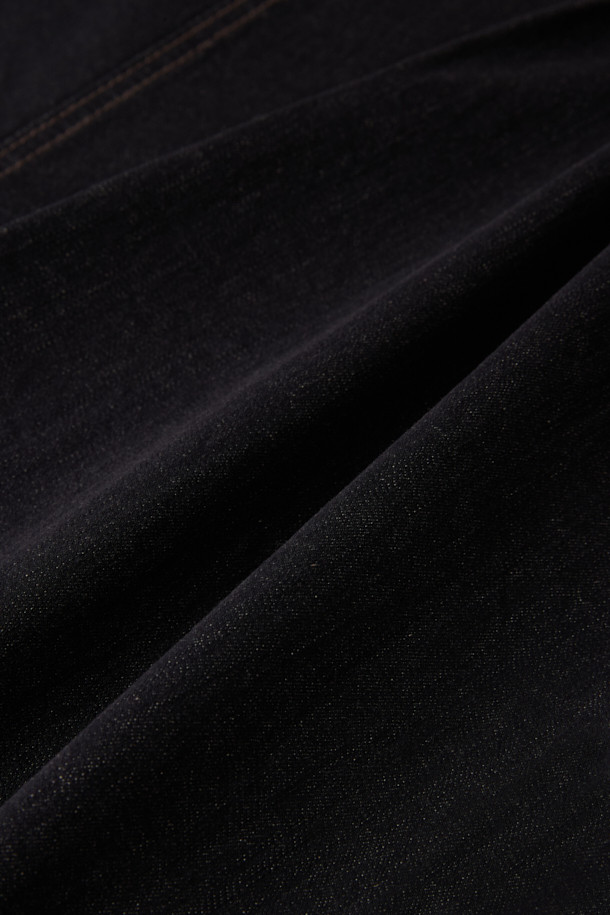 [epigram 여성] 논페이드 커브드 데님 팬츠는 도시적이고 세련된 스타일을 추구하는 여성들을 위한 데님 팬츠입니다. 인디고 컬러의 긴 기장으로, 사계절 내내 활용 가능하며, 부드러운 촉감의 데님 소재로 편안한 착용감을 선사합니다. 하이웨이스트 디자인과 아웃심 곡선 절개, 입체 핏으로 다리 라인을 더욱 돋보이게 합니다. YKK 지퍼, 후크/단추 여밈, 더블 스티치, 논페이드 원단, 스판 혼용, 벨트 옵션, 한지 와펜 디테일 등 섬세한 디테일이 돋보이는 아이템입니다. 시크, 미니멀, 클래식한 스타일을 즐겨 입는 분들께 데이트룩, 쇼핑룩으로 추천합니다.
