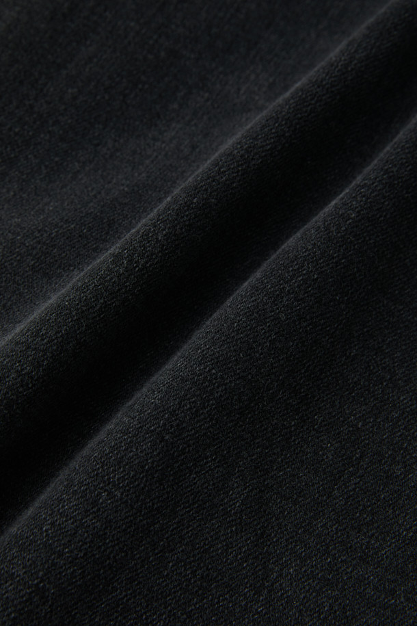 [epigram 여성] 테이퍼드 배기핏 데님 팬츠는 다크 그레이 컬러로, 캐주얼 스타일을 연출하기 좋은 데님 팬츠입니다. 허리 뒷면 밴딩으로 편안한 착용감을 제공하며, 롤업하여 다양한 스타일을 연출할 수 있습니다. 캣 브러쉬 워싱과 사이드 절개 디테일이 돋보이며, 에피그램 로고 버튼과 YKK 지퍼로 마감하여 완성도를 높였습니다. 테이퍼드와 배기핏의 조화로 트렌디하면서도 편안한 핏을 선사하며, 사계절 내내 활용 가능한 아이템입니다. 동네 마실룩, 쇼핑룩, 여행룩 등 다양한 TPO에 맞춰 미니멀하고 클래식한 스타일을 연출해보세요.
