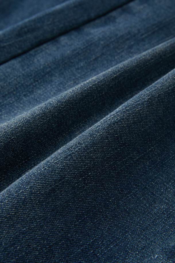 [epigram여성] 테이퍼드 배기핏 기모 데님 팬츠는 캐주얼하고 미니멀한 스타일을 추구하는 여성들을 위한 겨울철 데일리룩 필수템입니다. 다크 블루와 다크 그레이 두 가지 색상으로 출시되었으며, 부드러운 촉감의 데님, 기모, 코튼, 스판 혼방 소재로 제작되어 편안한 착용감을 선사합니다. 테이퍼드 배기핏 디자인과 캣 브러쉬 워싱, 사이드 절개 디테일이 돋보이며, 뒷밴딩 처리로 활동성을 높였습니다. 롤업하여 다양한 스타일을 연출할 수 있고, YKK 지퍼와 에피그램 로고 버튼으로 고급스러움을 더했습니다.
