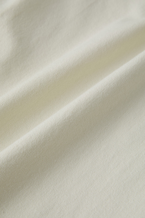 [epigram여성] 코튼 배럴레그 팬츠(Set-up)는 부드러운 면, 스판덱스 혼방 소재로 제작되어 편안한 착용감을 선사합니다. 아이보리 컬러의 무지 디자인에 얇은 두께감으로 봄, 여름, 가을 시즌에 활용하기 좋습니다. 배기핏과 루즈핏의 넉넉한 핏으로 활동성을 높였으며, 허리 밴딩과 절개 라인 디테일로 디자인 포인트를 더했습니다. 맥시 기장으로 캐주얼, 미니멀, 클래식 스타일을 연출하며, 동네 마실룩이나 카페룩으로 제격입니다.
